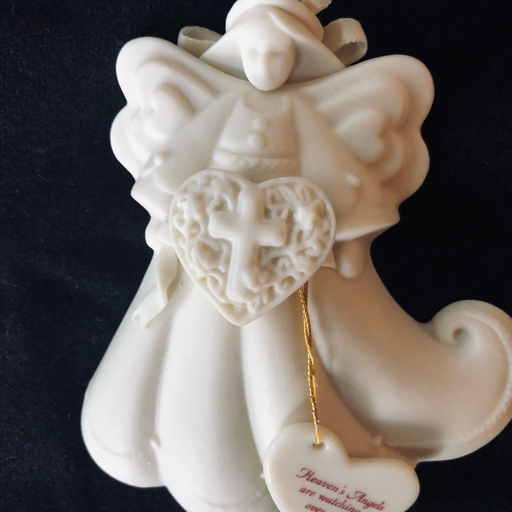Vintage White Porcelain Bisque Angel ornament with Heart charm. Cerca 1996. NWOT